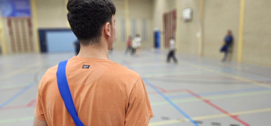 Nieuwkomer neemt deel aan sport- en beweegactiviteiten als onderdeel van dagbesteding en integratie op een COA- of ISK-locatie.